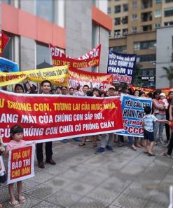 In băng rôn biểu tình phản đối chủ đầu tư