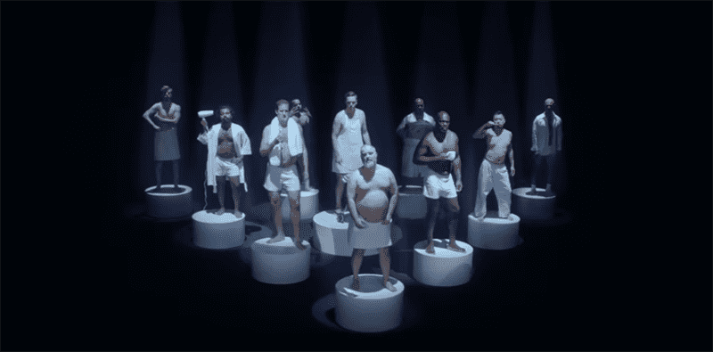 Mười người đàn ông trung niên bán khỏa thân đứng trên những bục riêng biệt màu trắng.