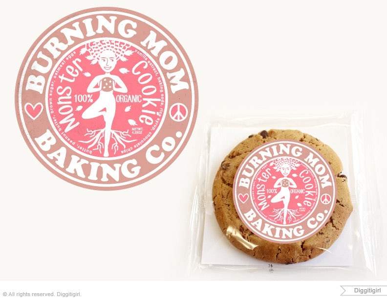 gói bánh quy rõ ràng có logo tròn màu nâu và hồng với hình một người phụ nữ trên cây