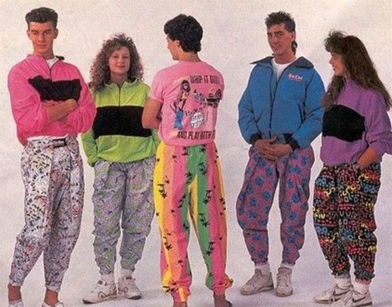 Nhóm người mặc thời trang thập niên 80