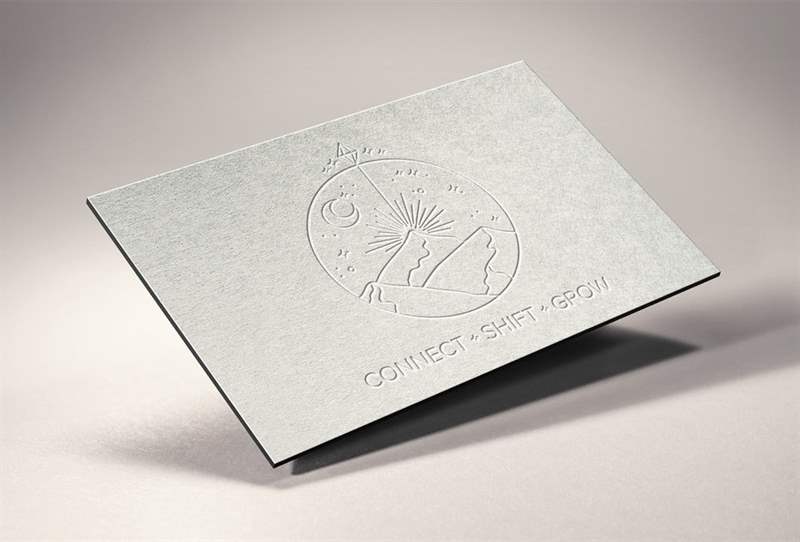 Ví dụ về xu hướng danh thiếp năm 2020: danh thiếp khắc núi huyền bí