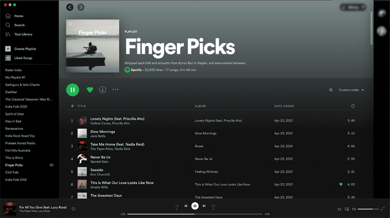 Giao diện của ứng dụng Spotify dành cho máy tính để bàn với một danh sách phát được mở và một bài hát đang phát