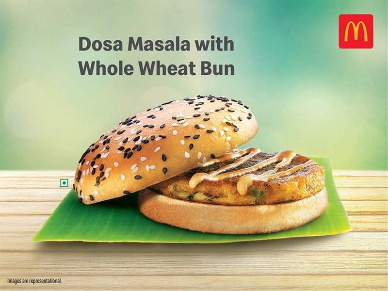 quảng cáo hiển thị một chiếc bánh mì kẹp thịt dosa masala của McDonald's