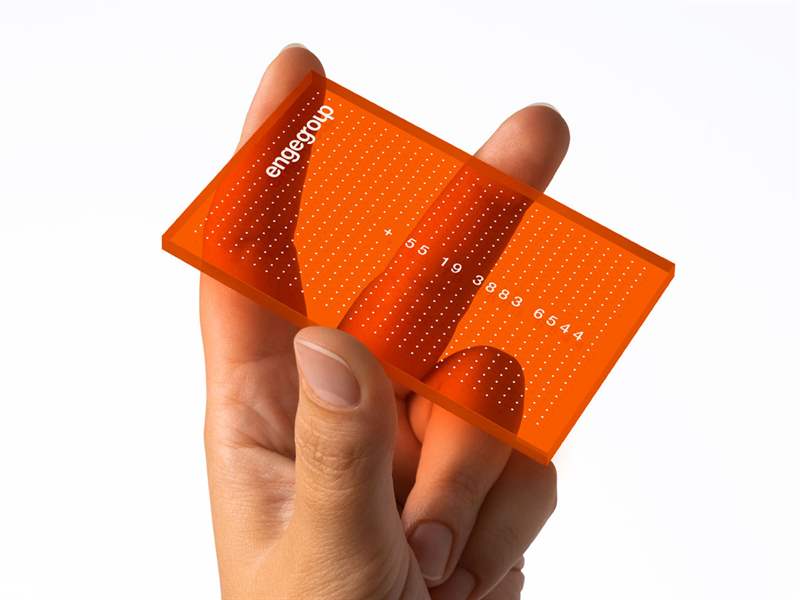 danh thiếp mờ màu cam với văn bản màu trắng đục, số và hoa văn chấm