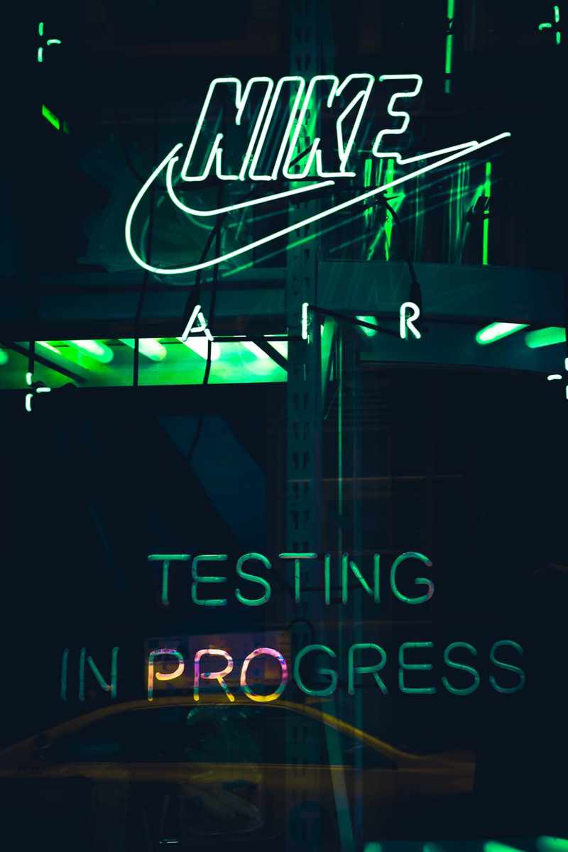 bảng chỉ dẫn ánh sáng neon màu trắng của Nike được bật