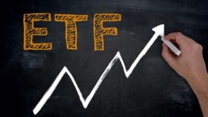 Một người vẽ biểu đồ đường với cụm từ "ETF" bằng chữ cái lớn trên bảng đen. chỉ số quỹ để mua