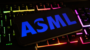 Ảnh chụp màn hình điện thoại di động có logo ASML trên bàn phím máy tính
