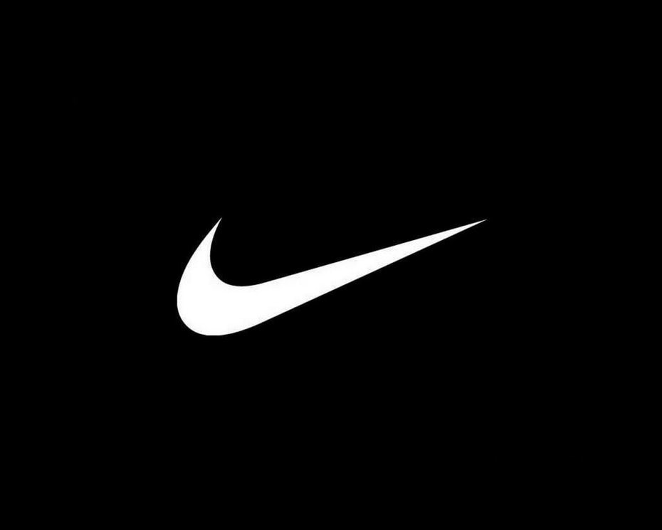Nike Swoosh đen
