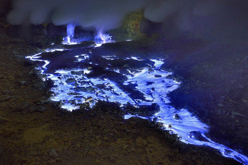 Được thoát ra ở trạng thái khí từ miệng núi lửa Kawah Ijen trên đảo Java, Indonesia, lưu huỳnh bốc cháy khi tiếp xúc với không khí, hóa lỏng và chạy trong dòng sông lửa xanh đầy ấn tượng.  Indonésia