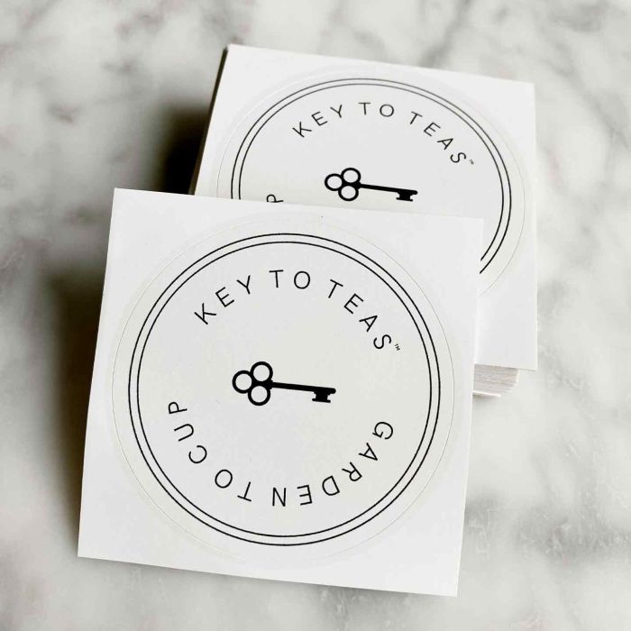 Tiêu điểm của khách hàng: Chìa khóa để xem video 5 Keys to Teas, một Khách hàng của Best Print, tự hào về việc niêm phong trà của mình bằng tay dán nhãn Best Print.