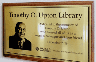 Tấm bảng Thư viện Timothy O. Upton.