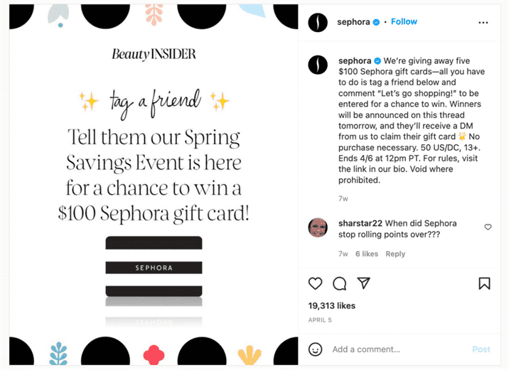 Sephora tặng nhiều thẻ quà tặng trong ví dụ về chiến dịch truyền thông xã hội này.
