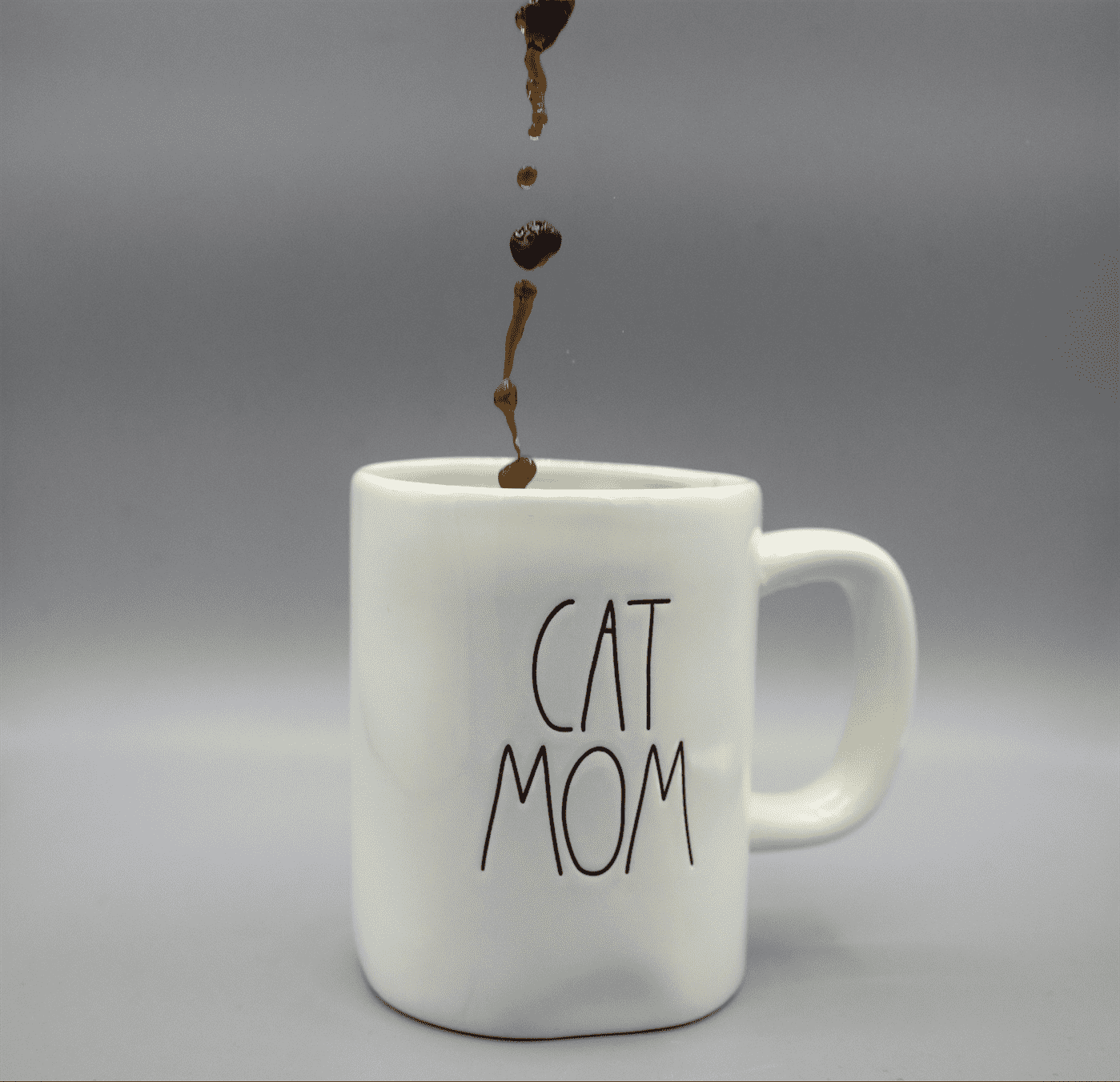 Cốc có dòng chữ Cat Mom