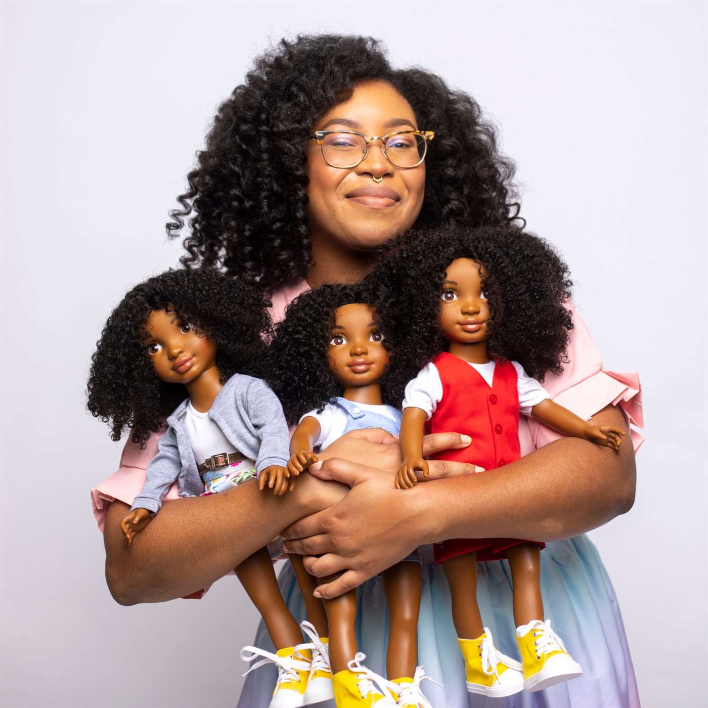 Yelitsa, người sáng lập Healthy Roots Dolls ôm ba con búp bê trên tay