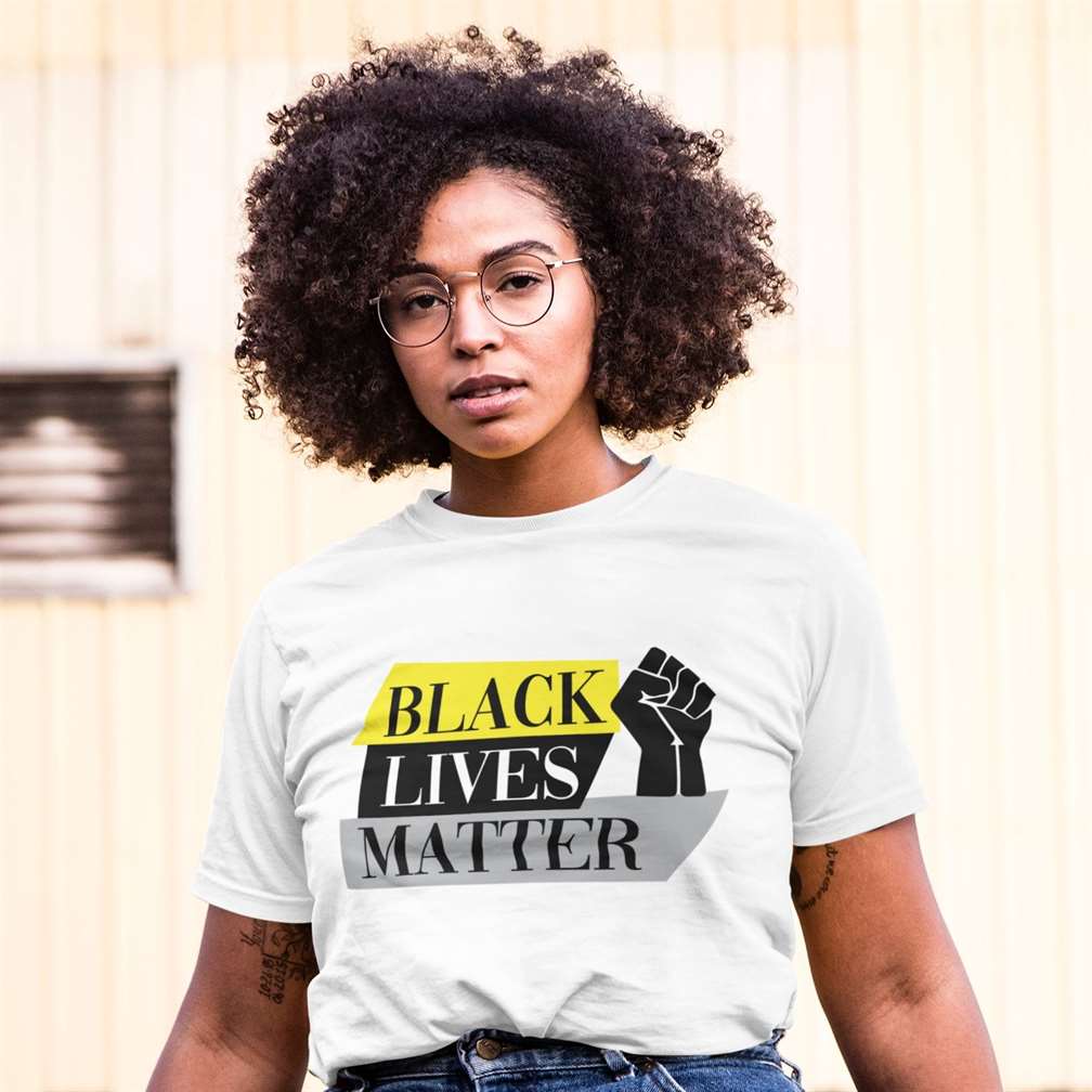 Người mẫu mặc áo phông đọc sách "Mạng sống của người da đen cũng đáng giá"