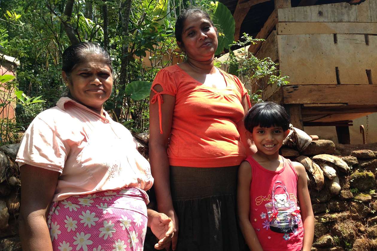 Bức ảnh chụp hai nữ nông dân hữu cơ ở Sri Lanka đứng cùng một bé gái từ 7 đến 9 tuổi. 