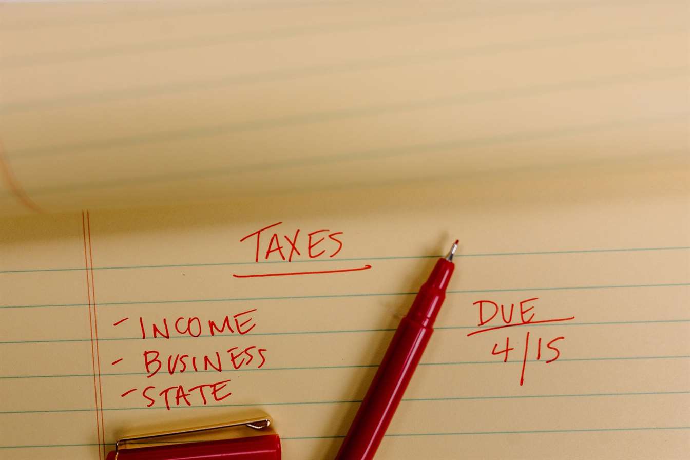 Một mảnh giấy với ngày đến hạn cho thu nhập, kinh doanh và các khoản thuế được ghi trên đó