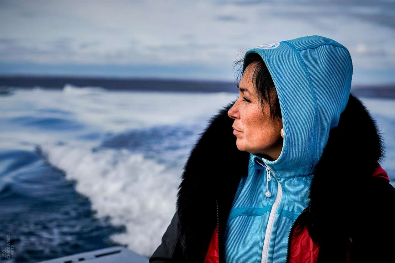 Bức ảnh chụp Bernice Clarke trên một chiếc thuyền ở Nunavut nhìn ra đại dương yên bình.