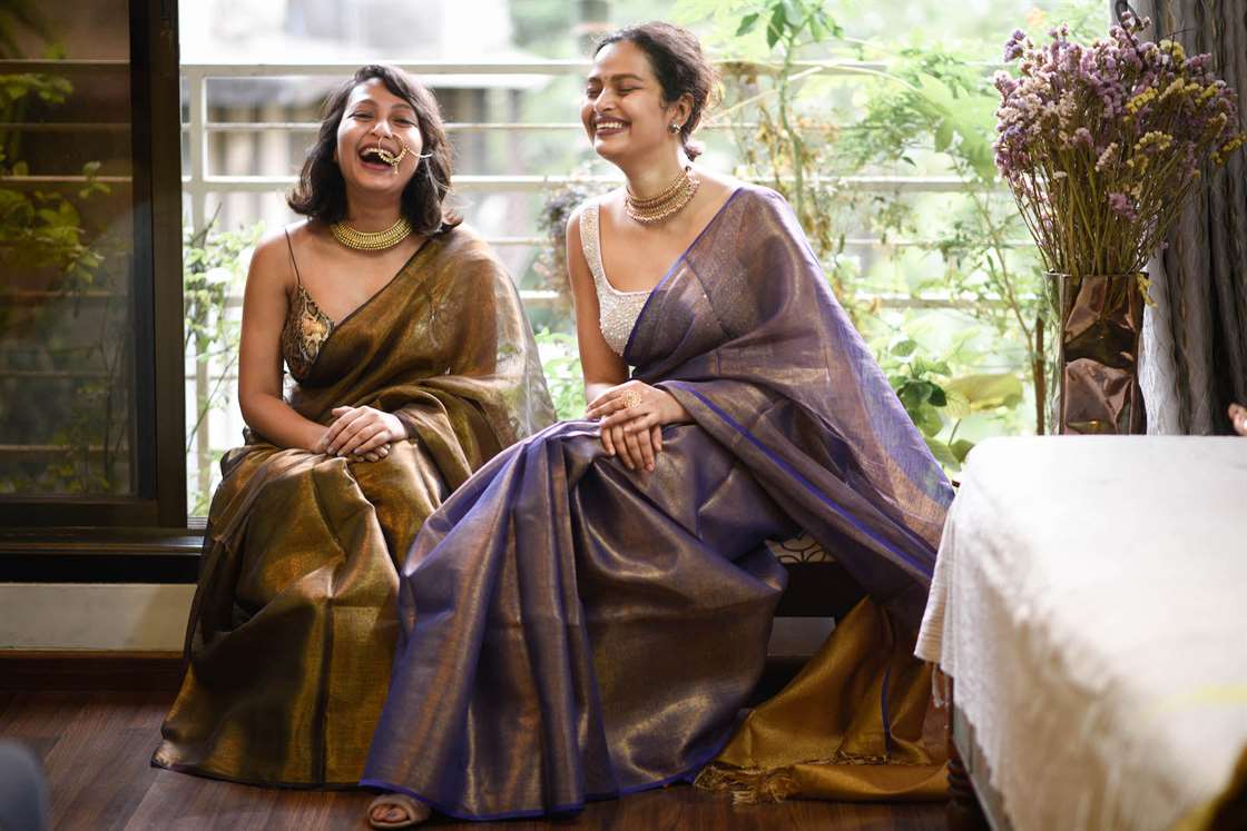 Sujata và Taniya mỉm cười trong bộ sarees của họ.