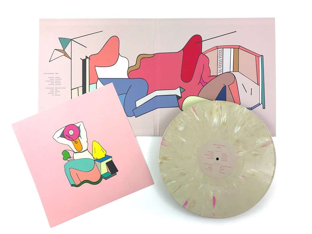 Hình ảnh bản ghi vinyl màu hồng và tay áo được minh họa trên bề mặt trắng