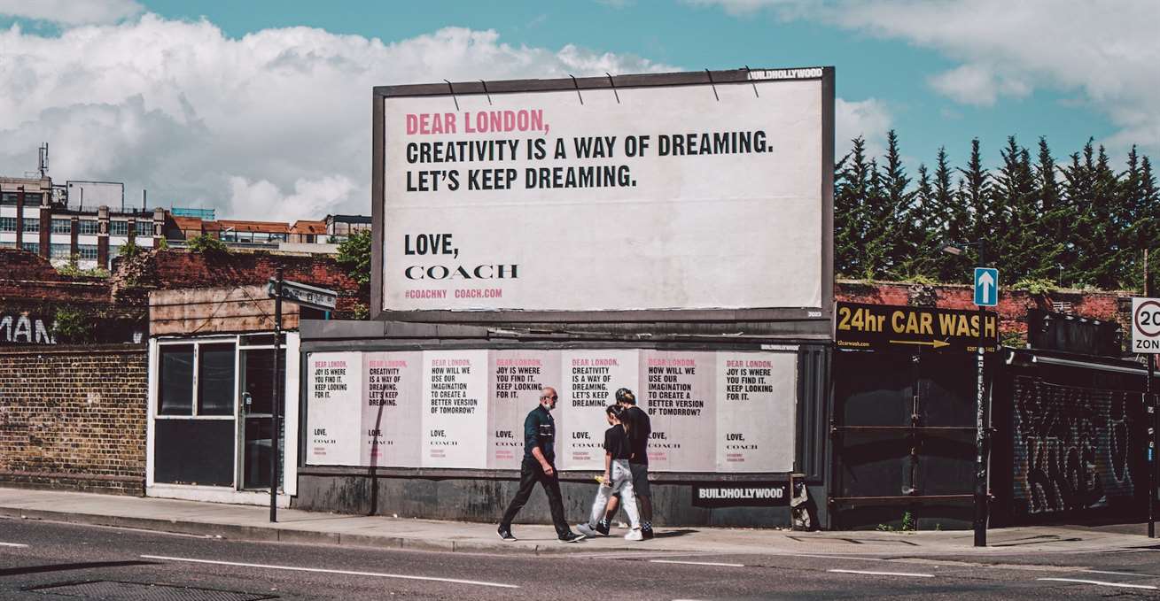 Một bảng quảng cáo Coach có nội dung, London thân mến, sáng tạo là một cách mơ ước.  Hãy tiếp tục ước mơ.