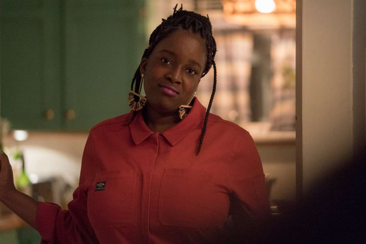 Bạn cùng phòng của Annie, Fran (Ololade “Lolly” Adefope), trông có vẻ phán xét khi đứng ở ngưỡng cửa.  Trong cảnh này từ Shrill, cô ấy đang nghe Annie nói về công việc.  