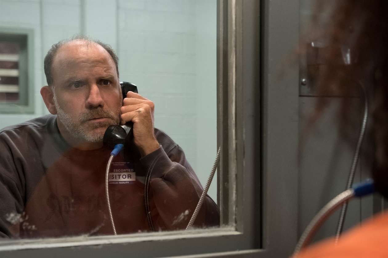 Joe Caputo nói chuyện qua điện thoại của nhà tù trong một gian hàng dành cho khách trong một tập của Orange Is the New Black.