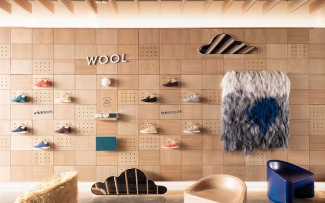 bức tường trưng bày giày bên trong cửa hàng Allbirds