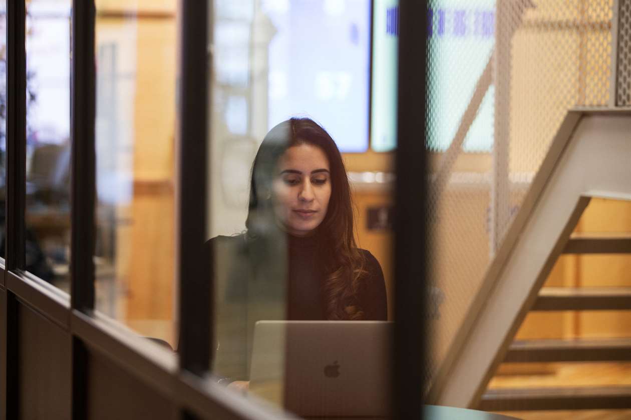 Nimi Kular, đồng sáng lập của Jaswant's Kitchen, đang làm việc trên máy tính xách tay của mình tại văn phòng Shopify ở Toronto.