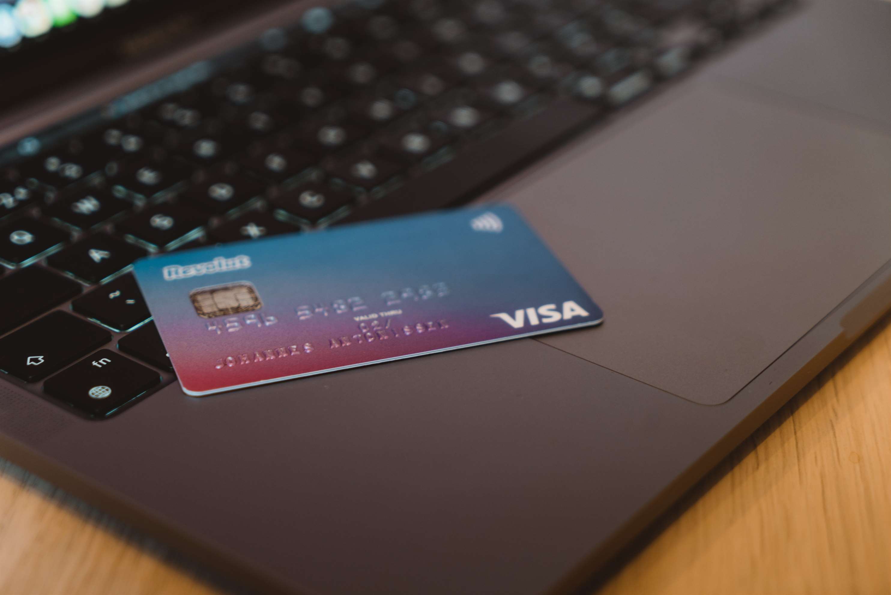 Thẻ tín dụng Visa được đặt trên máy tính xách tay