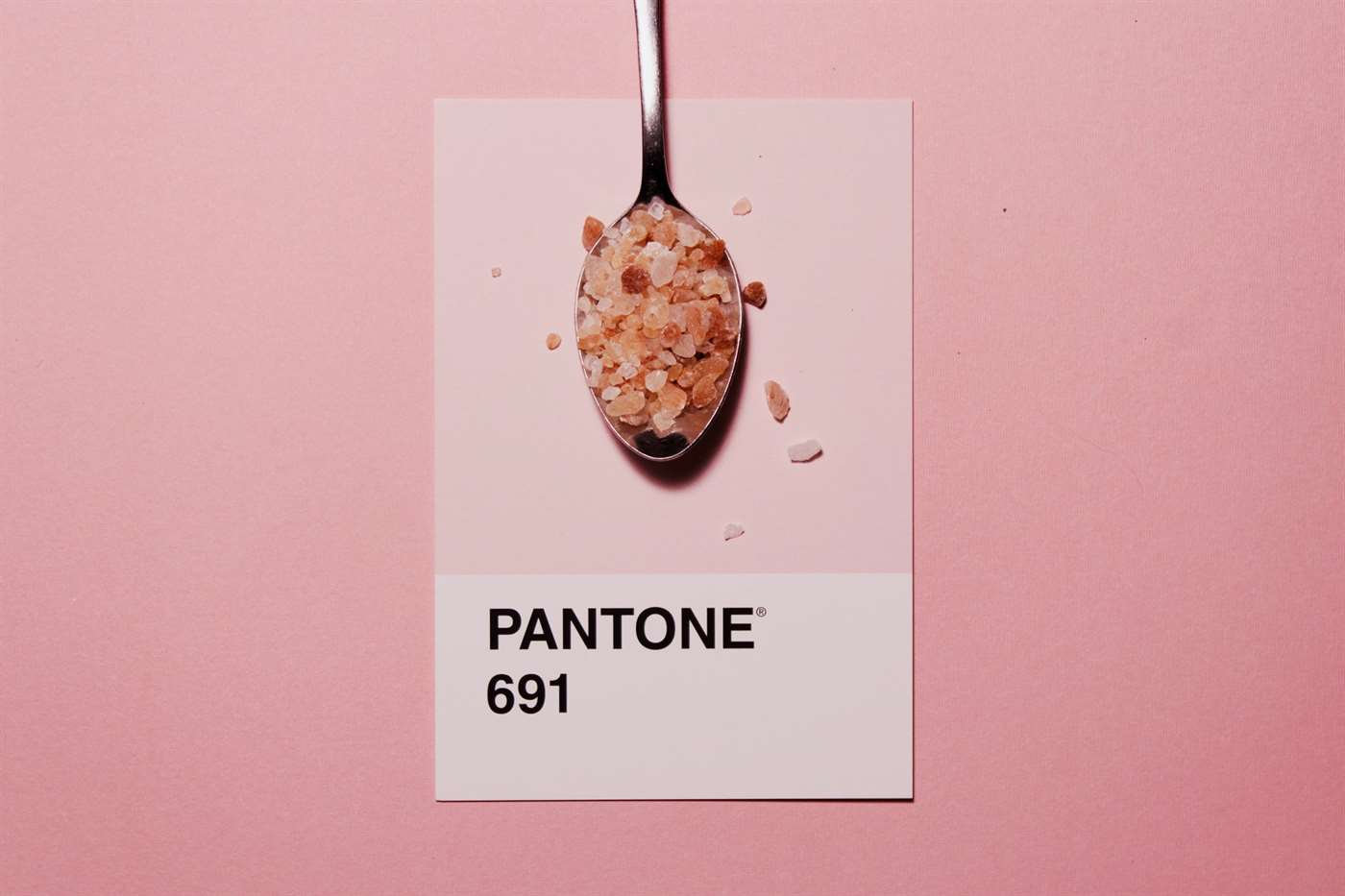 Màu hồng Pantone swatch với một thìa muối hồng
