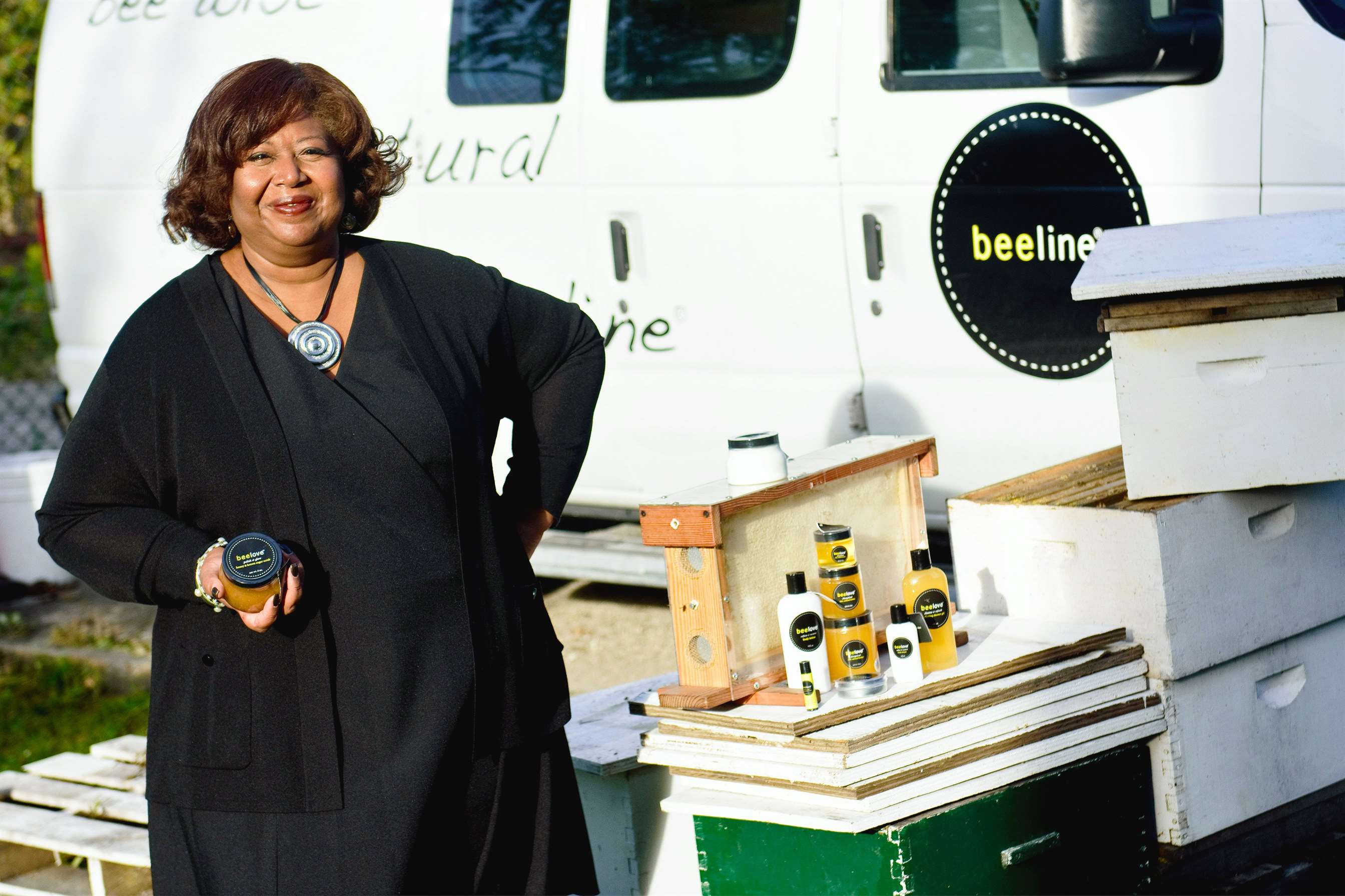 Brenda Palms Barber, người sáng lập Sweet Beginnings tạo dáng với một số sản phẩm beelove.