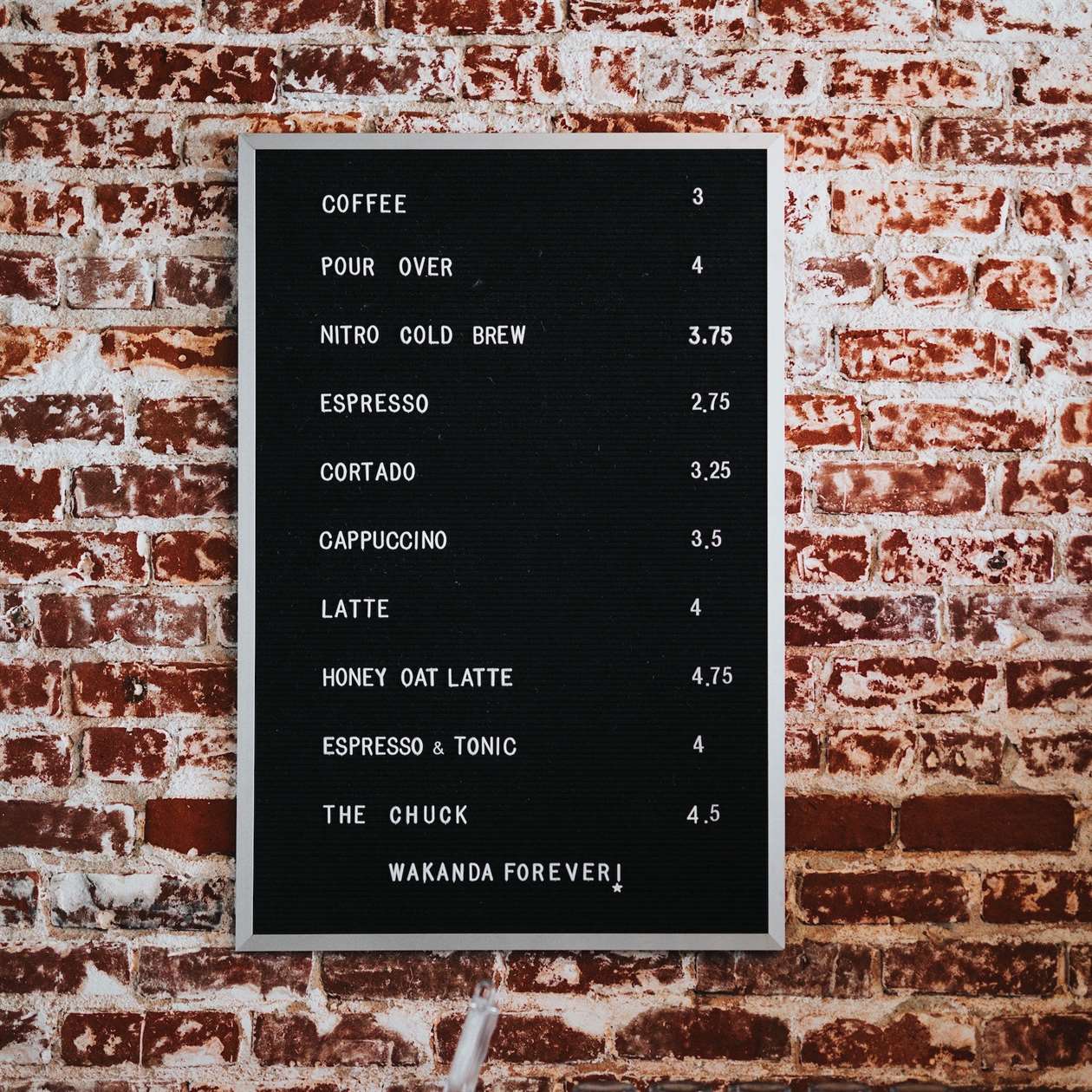 Một bảng menu liệt kê các loại cà phê khác nhau để bán với giá bên phải.