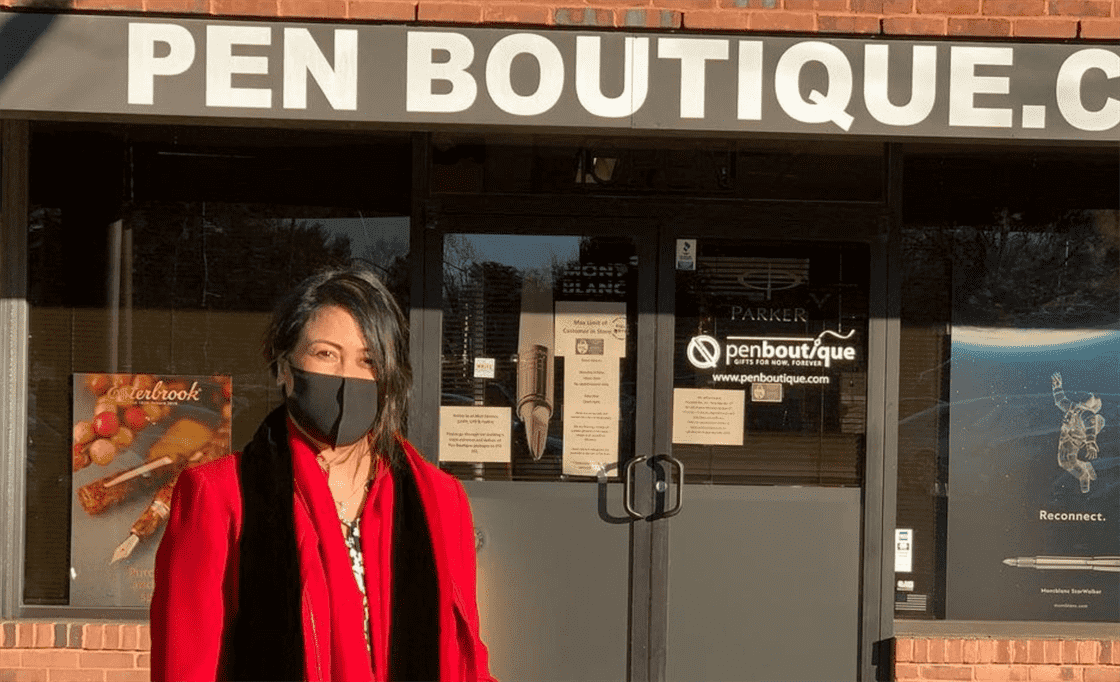 Leena ngoài công việc kinh doanh của mình, Pen Boutique, ở Columbia, Maryland.