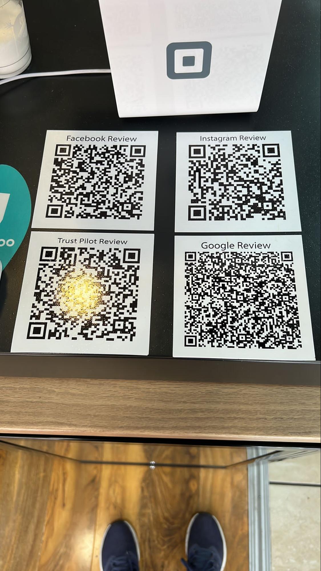Bốn mã QR trên bàn thanh toán.