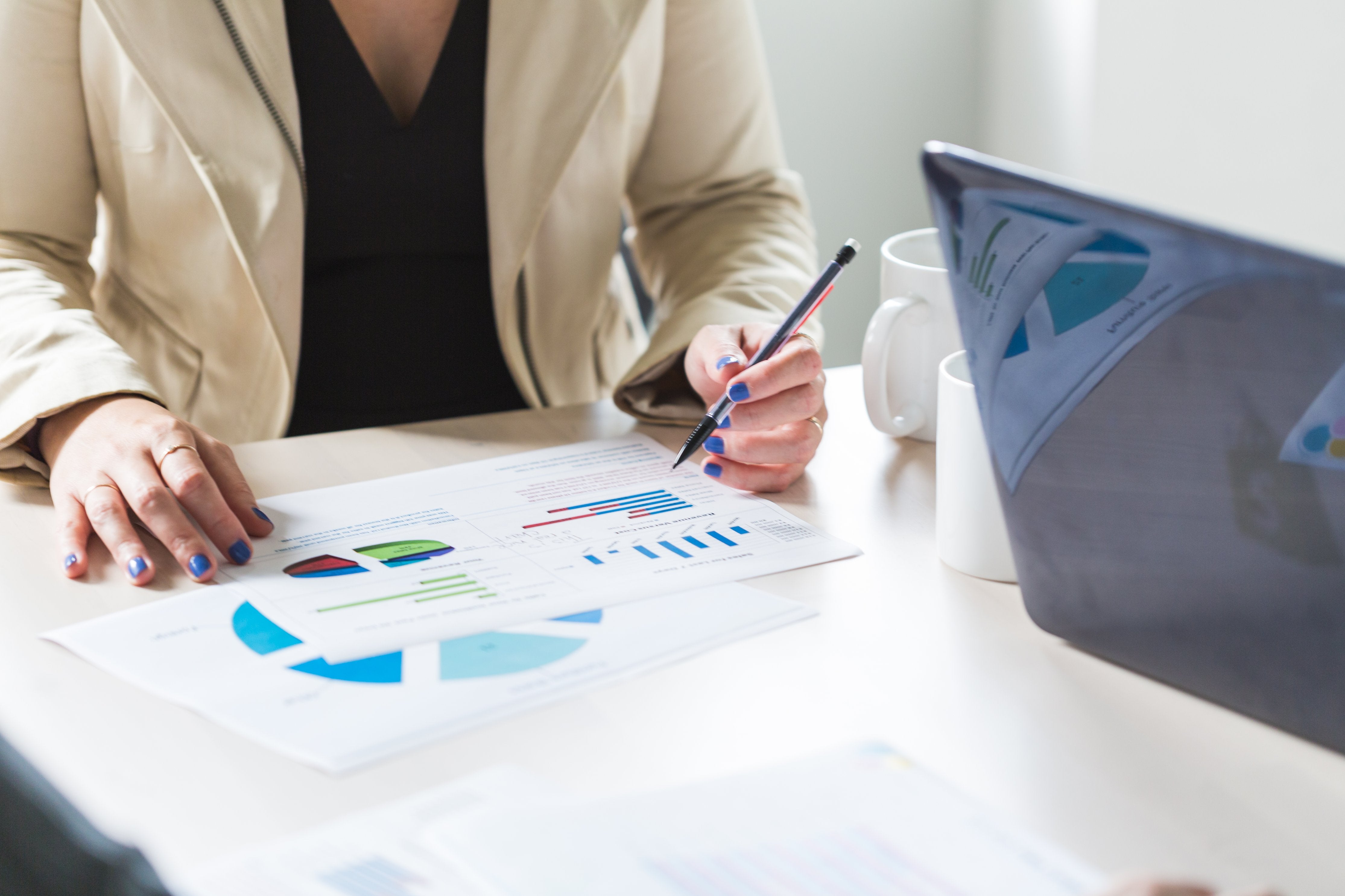 Người phụ nữ phân tích dữ liệu